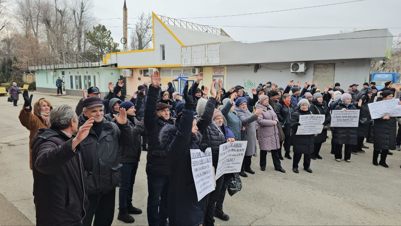Angajații CFM protestează din nou: Își cer salariile restante. Foto/Video: Balti Online