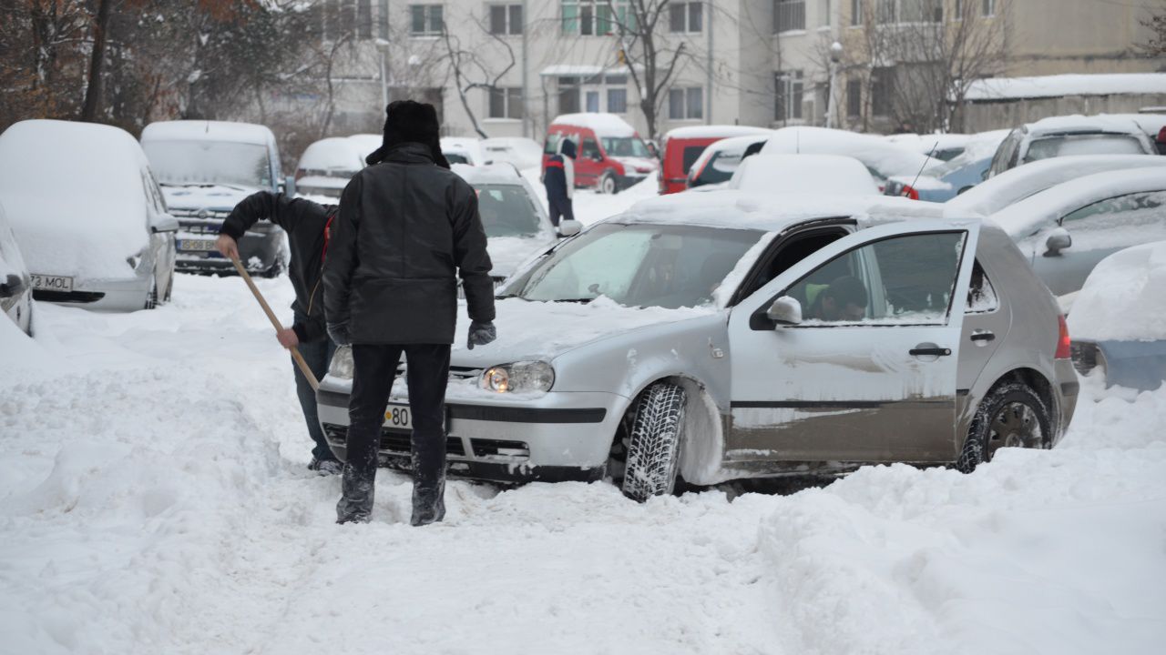 O lopată costă până la 800 de lei, iar lanţurile antiderapante pot fi cumpărate cu peste o mie de lei.