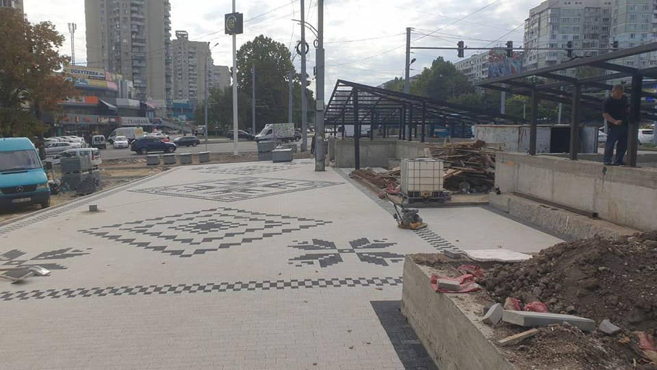 На Ботанике обустраивается зона отдыха у подземного перехода.