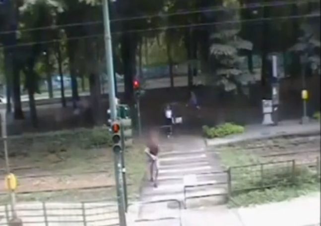 В Италии румын и молдаванин устроили спектакль, чтобы ограбить женщину.