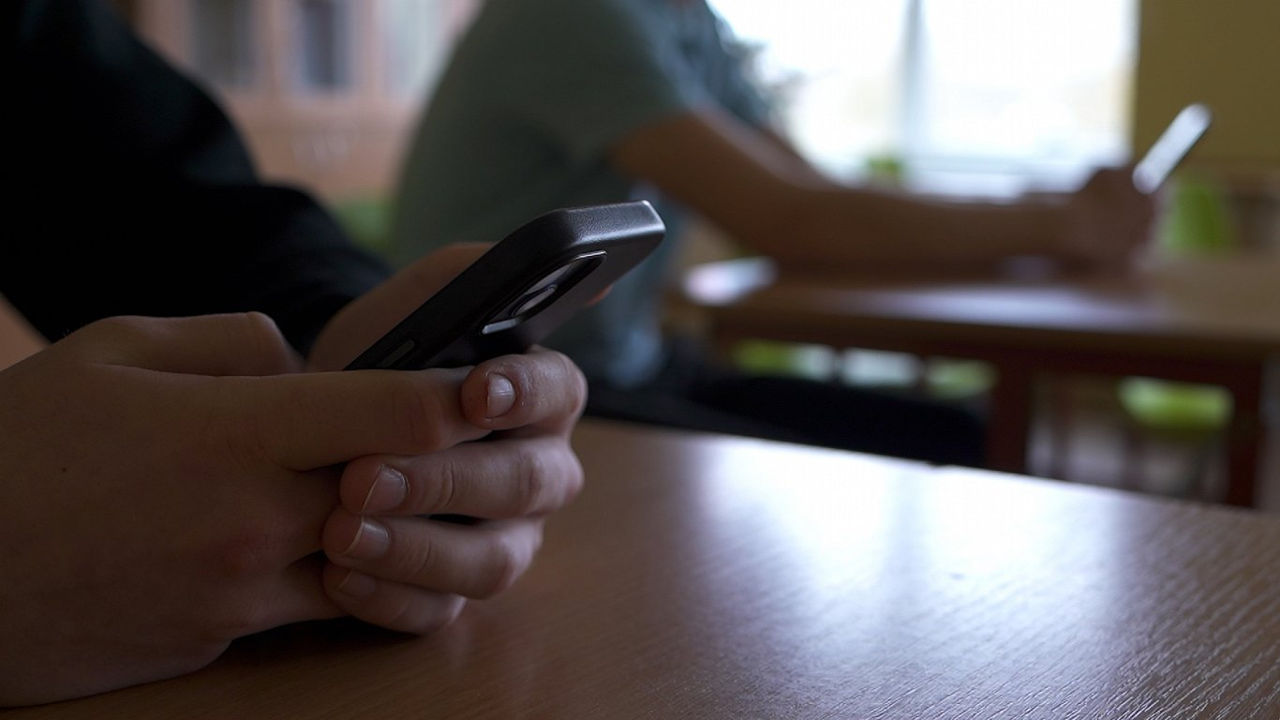 Utilizarea telefoanelor mobile a fost parțial interzisă în școlile din Letonia.