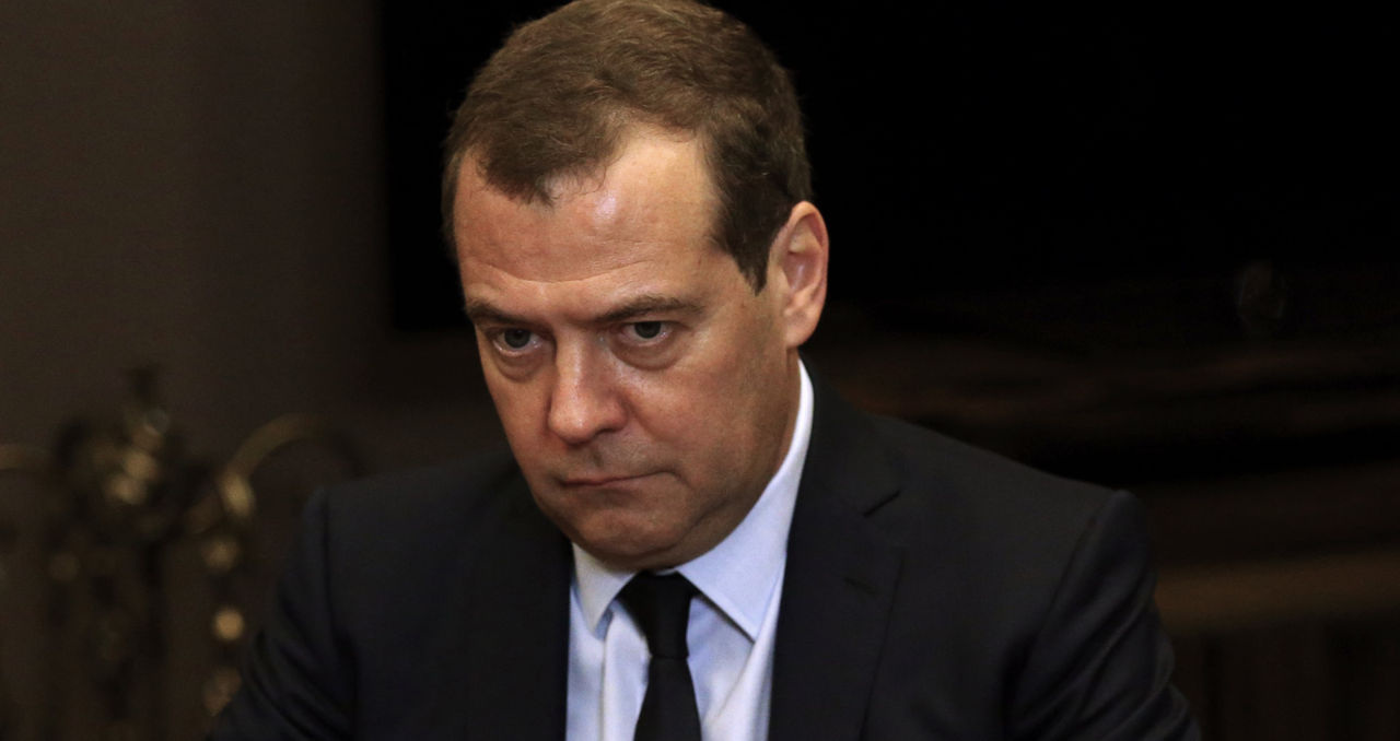 Медведев пригрозил Украине новыми ударами после атаки на российский танкер.