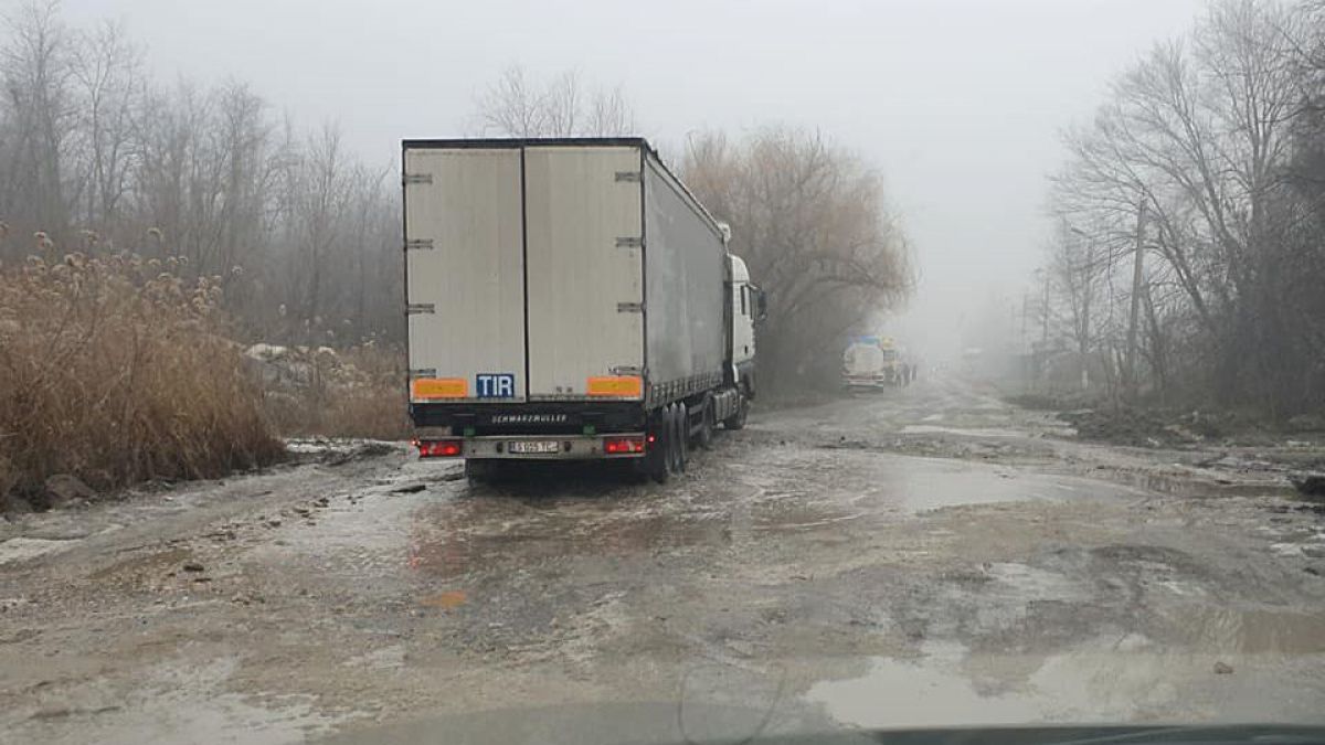 Водители жалуются на состояние дороги на столичной улице Индустриальная.