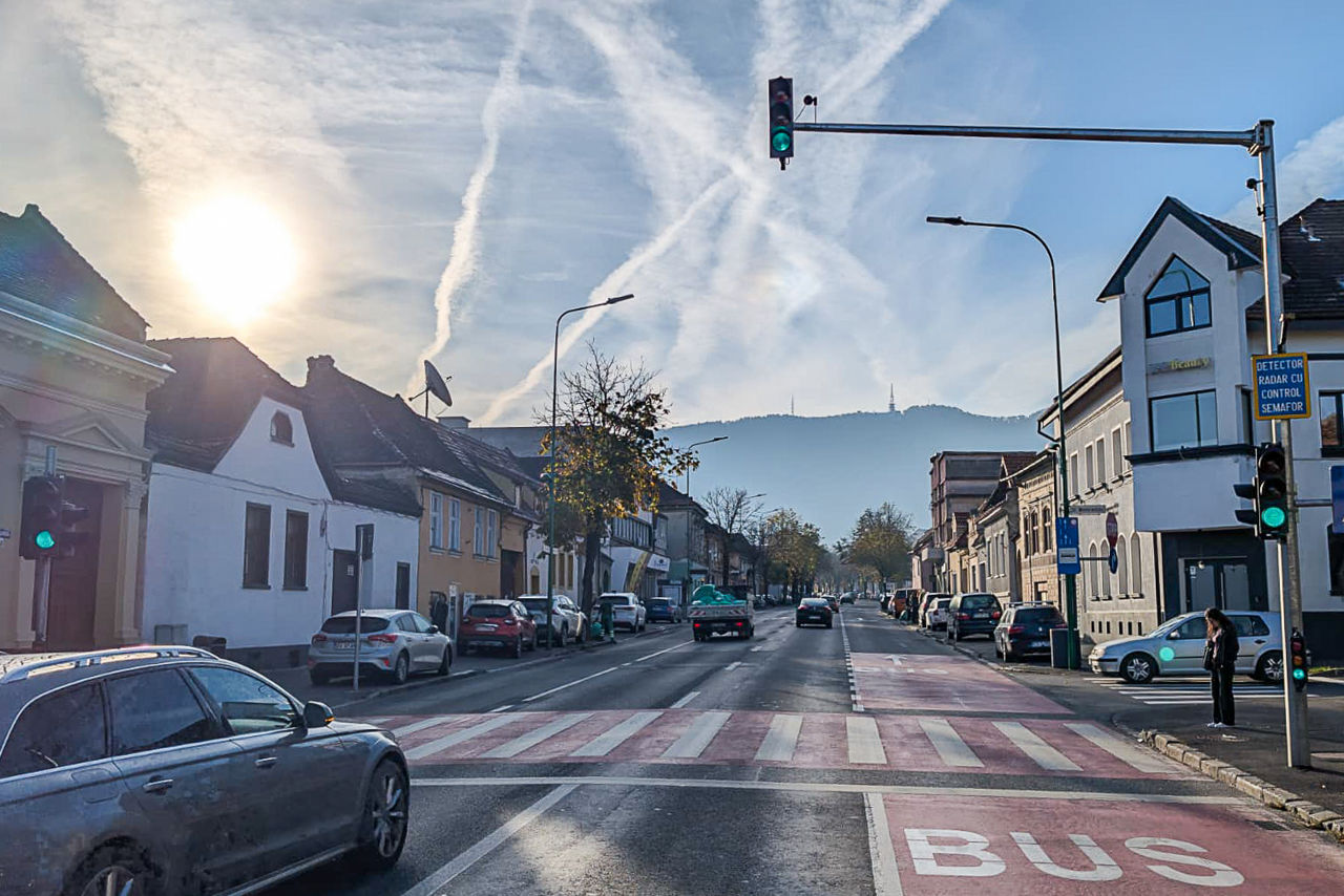 Roșu la semafoarele din Brașov pentru șoferii care depășesc viteza maximă legală.
