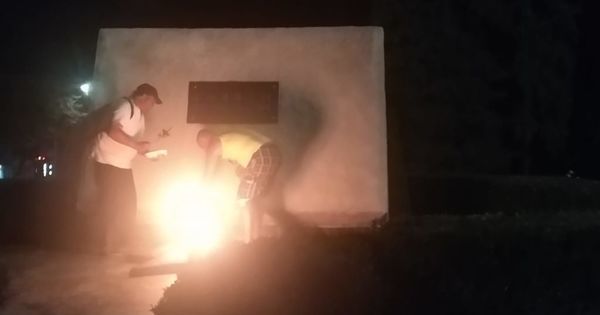 Двое мужчин жарили мясо у Вечного огня в Бельцах.