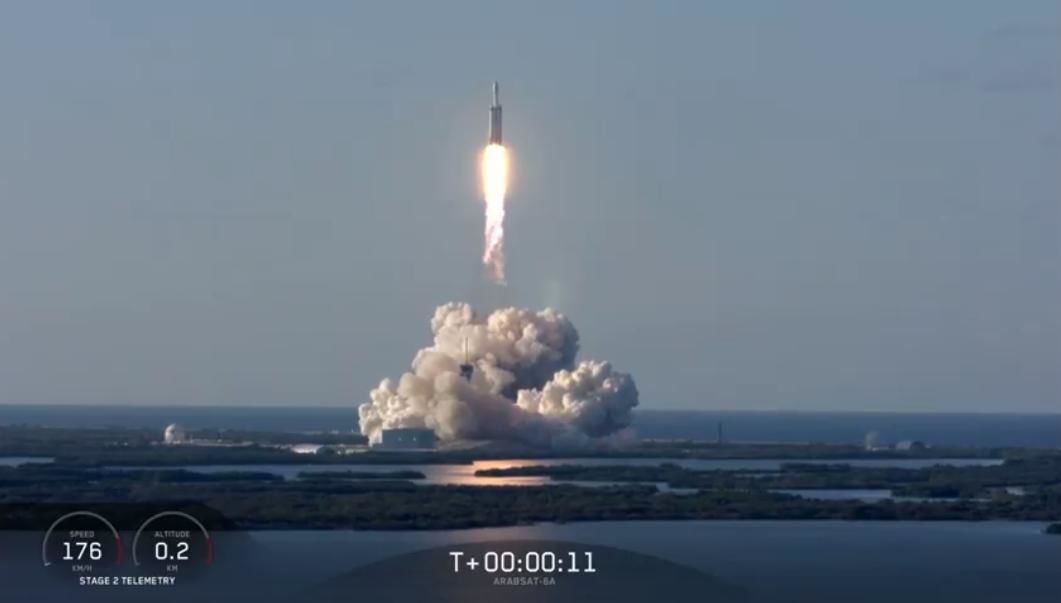 Запуск ракеты Falcon Heavy.