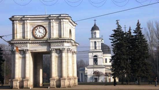 Problema moldovenească e prea complicată să fie rezumată aici; să semnalăm numai un lucru: de la semnarea acordului de asociere cu UE, situația s-a înrăutățit progresiv.