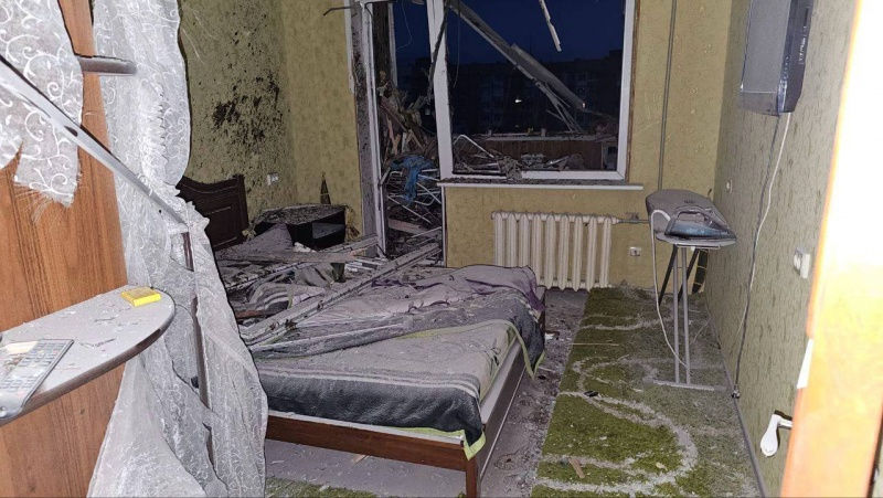 Под удар попал многоэтажный дом и две больницы.