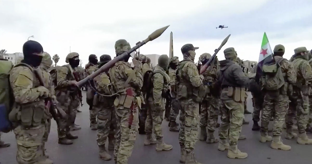 Свергнувшая Асада группировка провела военный парад в Дамаске.