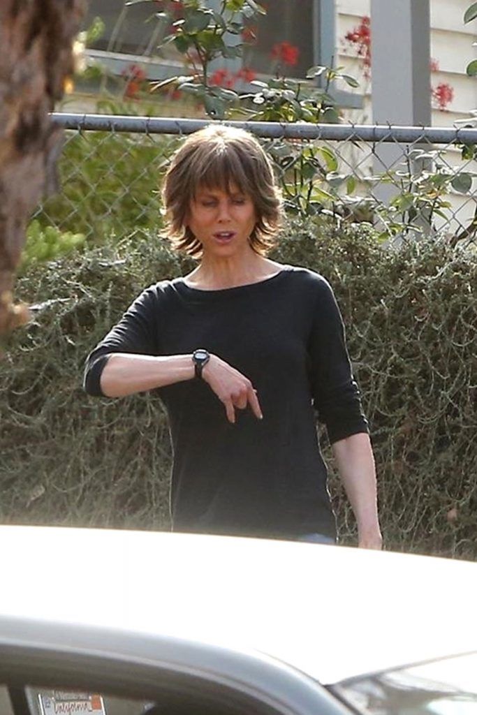  Nicole Kidman, tunsă scurt și bronzată excesiv.
