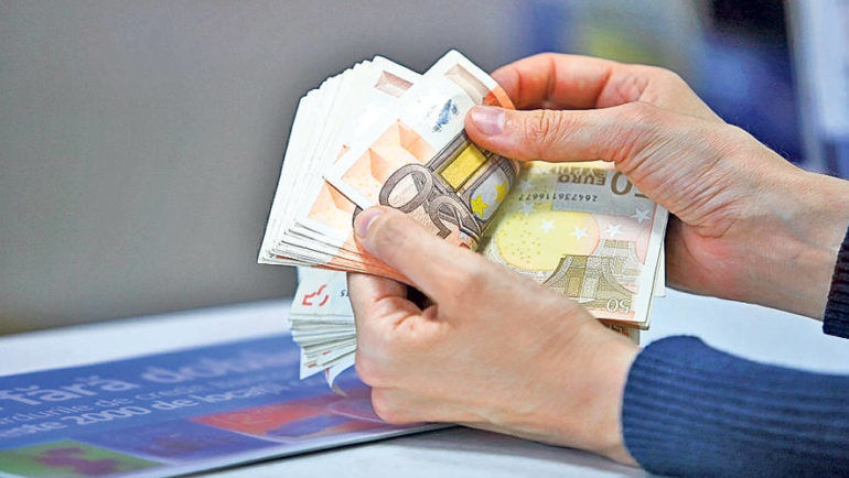 Государственная налоговая служба проверила уплату налога у получавшего крупные суммы переводов.