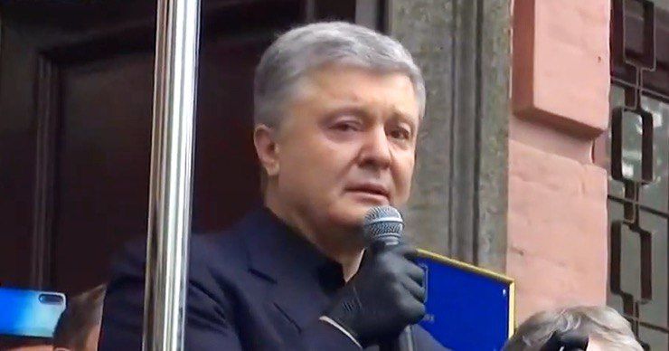 Порошенко заплакал на митинге в Киеве, говоря об умершем отце.