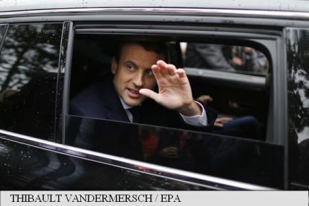 Emmanuel Macron va sărbători evenimentul alături de simpatizanții săi pe esplanada din fața Muzeului Luvru.