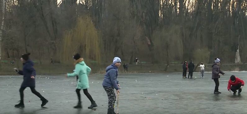 В столице люди выходят на замерзшие озера вопреки предупреждениям.