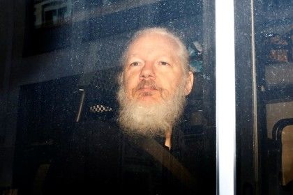 11 апреля посольство Эквадора выдало правоохранительным органам Великобритании основателя сайта WikiLeaks Джулиана Ассанжа.