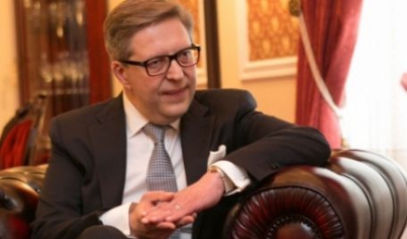 По словам Пиркка Тапиола, ЕС принял решение уменьшить конечный транш на поддержку реформы системы правосудия.