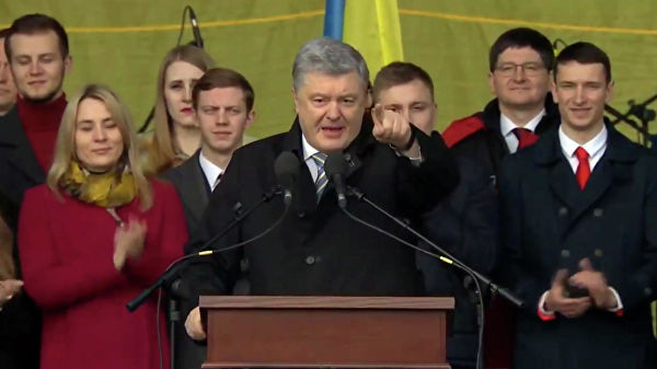 По мнению самого Порошенко, организаторы митингов хотят сорвать президентские выборы.
