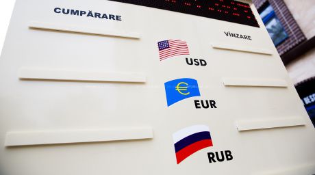 Leul se depreciază în raport cu moneda unică europeană.