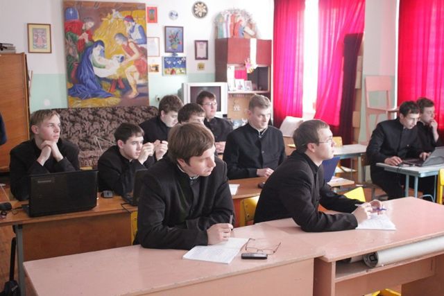 В прошлом году в семинарию поступила около 30 человек, в теологическую академию - 65.