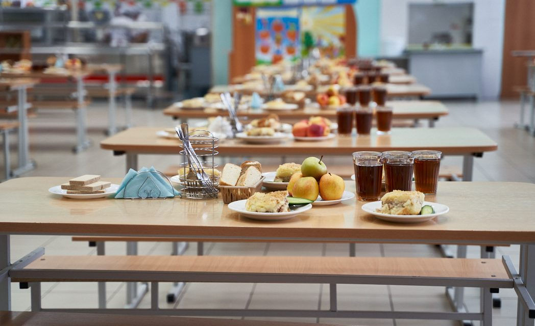 Programul de alimentație gratuită, extins în școlile din Moldova.