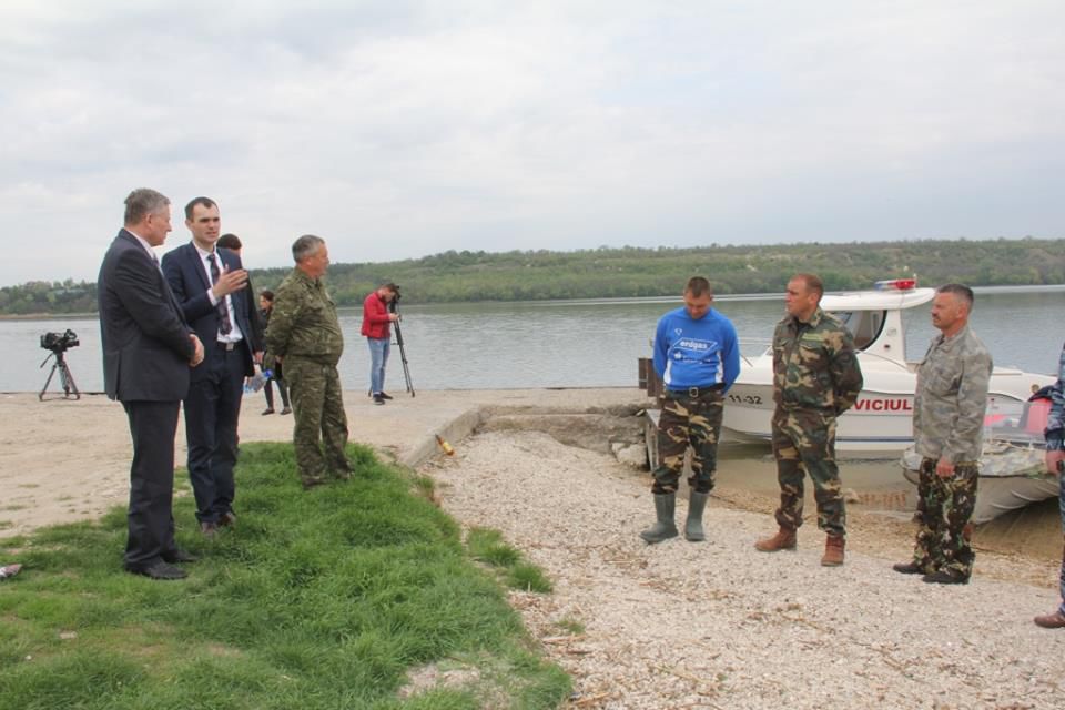 Также была проведена подготовка Дубоссарского озера к запуску малька. Фото: facebook.com/Serviciul Piscicol de Stat.