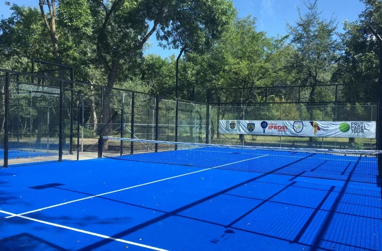 Из iPadel Arena в парке "Ла Извор" похищены стулья, столы и скамейки.