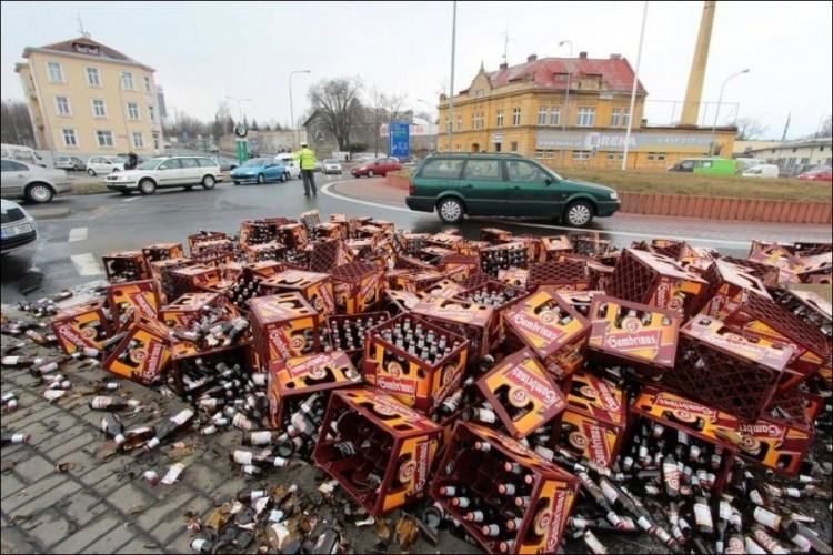 В Германии водитель грузовика потерял 100 ящиков пива.