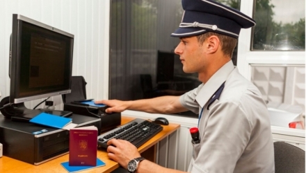 Doi cetățeni români de 42 și 54 de ani au fost reținuți la punctul de trecere Cahul, fiind suspectați de trafic de ființe umane.