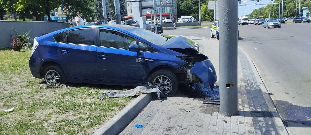 В Кишиневе автомобиль врезался в столб: есть пострадавший.