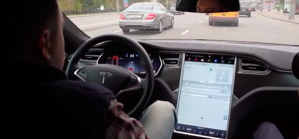 Система автономного управления, которая появилась на Tesla, не может полностью заменить водителя.