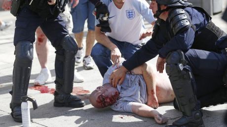 Ruşi care au intrat cu torţe şi petarde în arenă vor fi pedepsiţi. Foto: sportstarlive.com