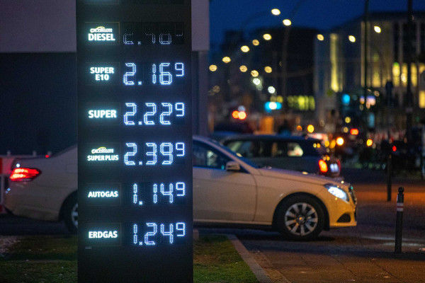 Германия приняла закон, который значительно снизит цены на топливо в ближайшие 3 месяца.