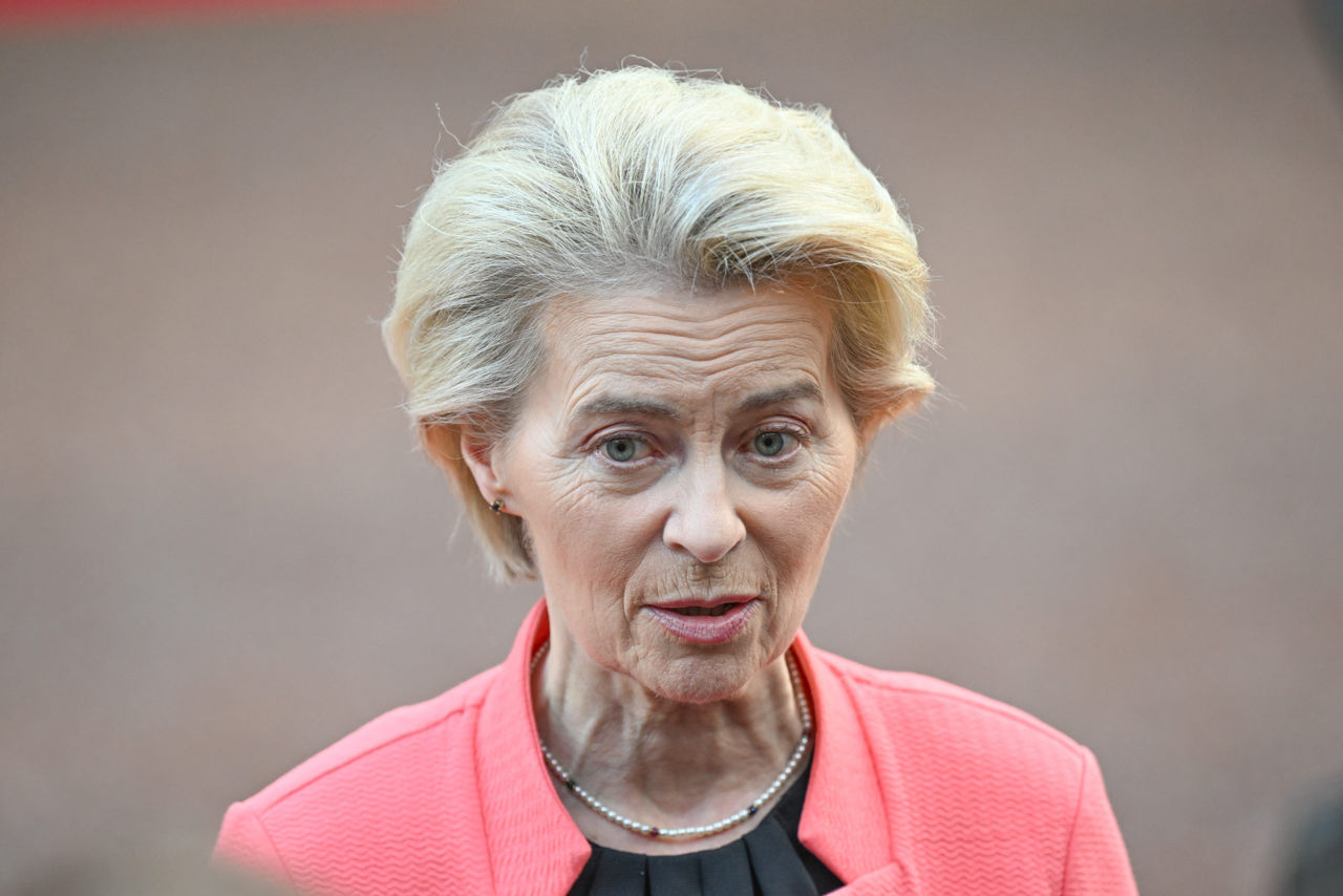 Ursula von der Leyen riscă un vot de neîncredere din cauza scandalului legat de achiziționarea vaccinurilor Pfizer.