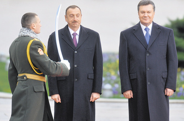 Почетный караул. Командир роты, сбивший перед президентами фуражку, тренировался в другой. Фото AFP