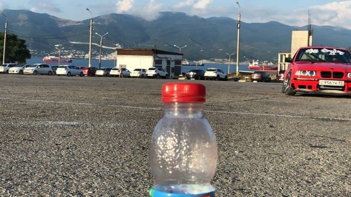 По всему миру гремит Bottle Cap Challenge.