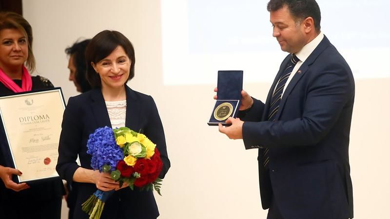Санду получила почетную Золотую медаль от университета Тимишоары.