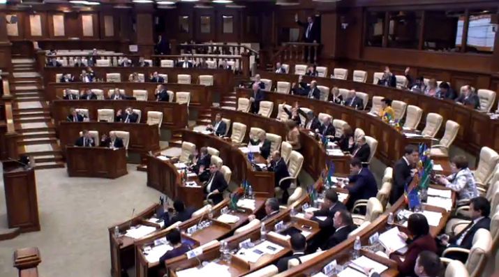 Кроме того, депутаты потребовали от премьера представить отчет о деятельности правительства.