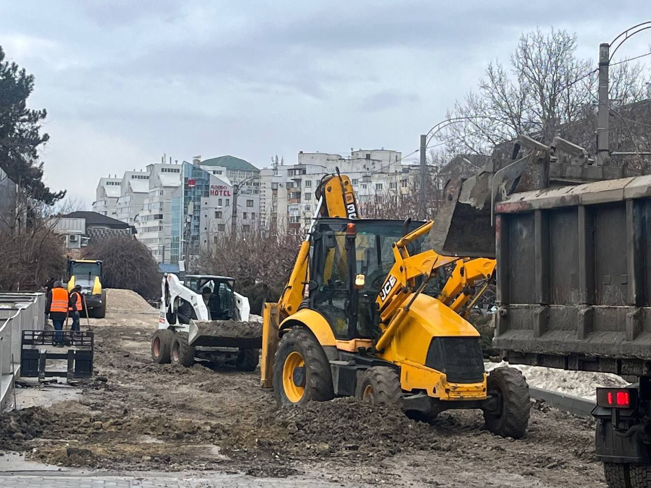 В Кишиневе возобновили ремонт тротуаров на бульваре Дечебал.