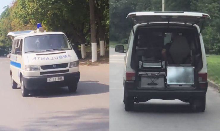 Автомобиль скорой помощи разъезжал по Кишиневу с открытой задней дверью.