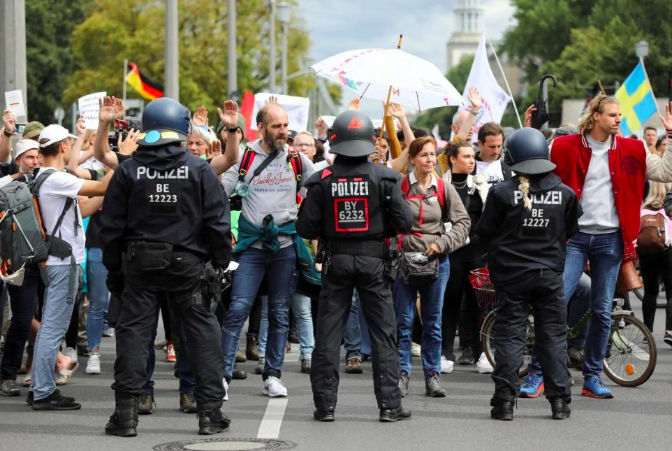 В Берлине тысячи людей протестовали против COVID-ограничений.