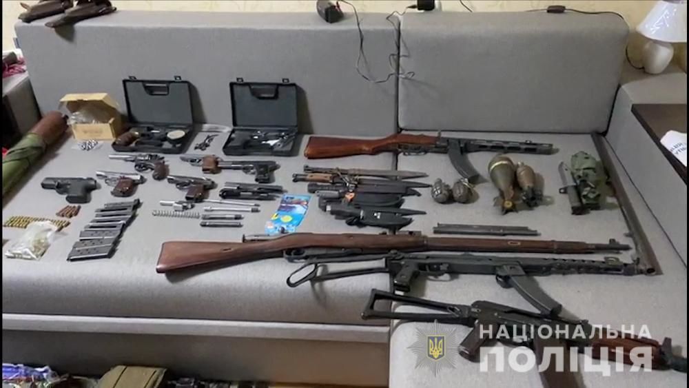 В Одессе мужчина получал посылки с оружием из зоны ООС.