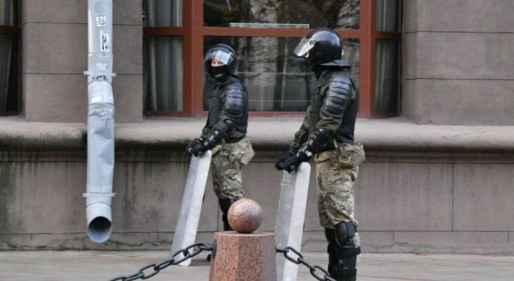 Силовики применили спецсредства против протестующих в Минске.