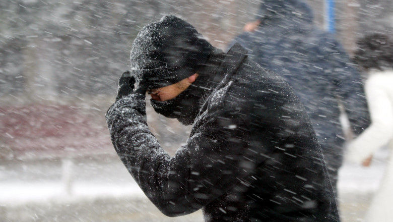 Meteorologii din România anunță Cod Galben și Portocaliu de ninsori și viscol de Crăciun.