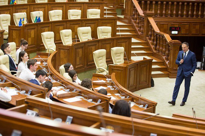 Парламент впервые организовал интеллектуальную игру для молодежи "Знай свой парламент".