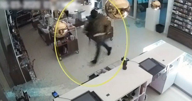 Опубликовано видео момента кражи картины Ван Гога из музея в Нидерландах.