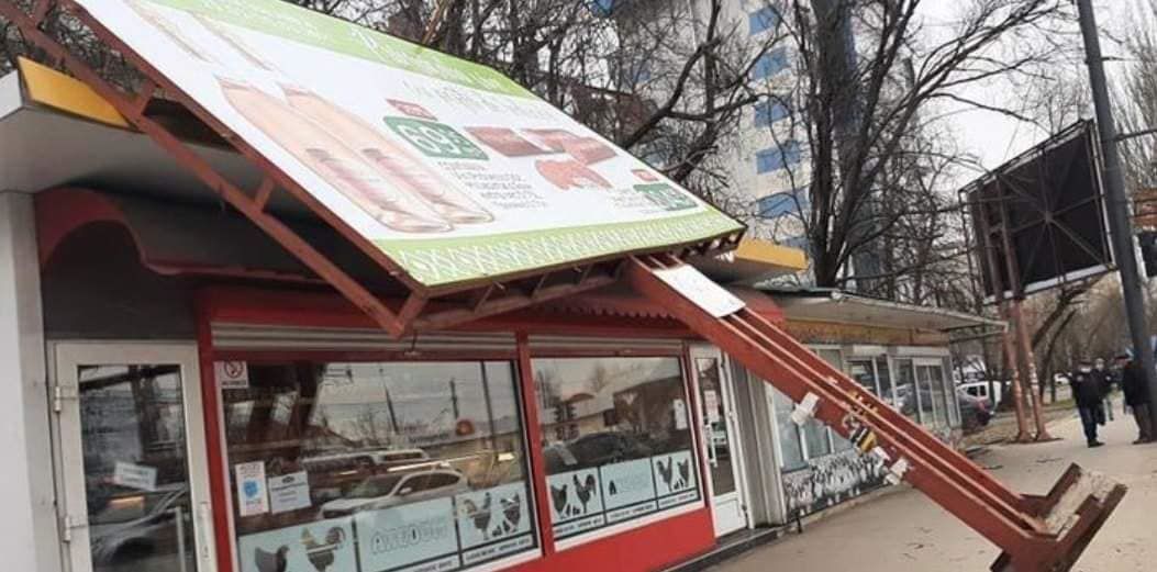 На Телецентре ветер повалил рекламный щит.