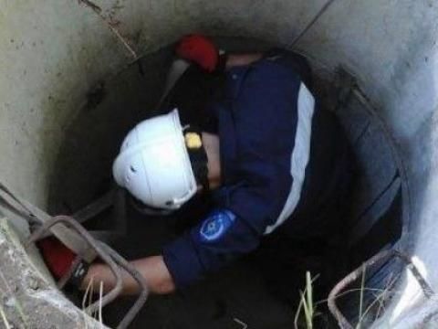 Спасатели достали мужчину, упавшего в глубокую яму.