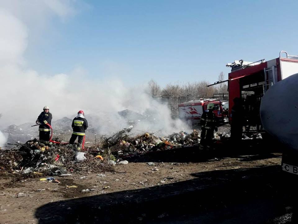 В общей сложности сотрудники ГИЧС потушили 33 гектара загоревшейся травы. Фото: facebook.com/Inspectoratul General pentru Situații de Urgență al MAI.