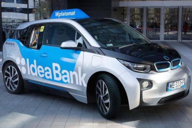 Clienţii pot "angaja" modelele BMW i3 transformate în bancomate cu ajutorul aplicaţiei Idea Bank Money Collection. Foto: gandul.info