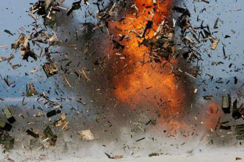 25-летний мужчина шлифовальной машинкой распиливал артиллерийский снаряд, и произошел взрыв.
